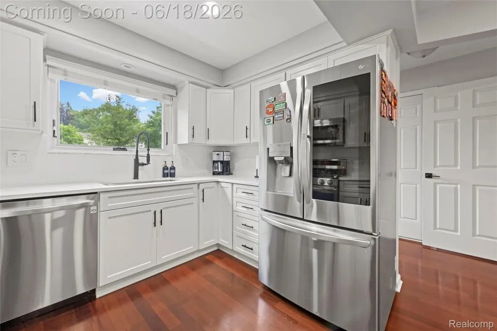 2511 Coral Drive Troy City MI 48085