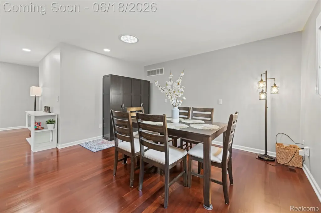 2511 Coral Drive Troy City MI 48085