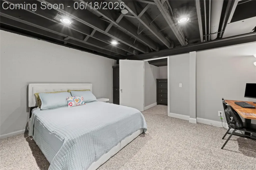 2511 Coral Drive Troy City MI 48085