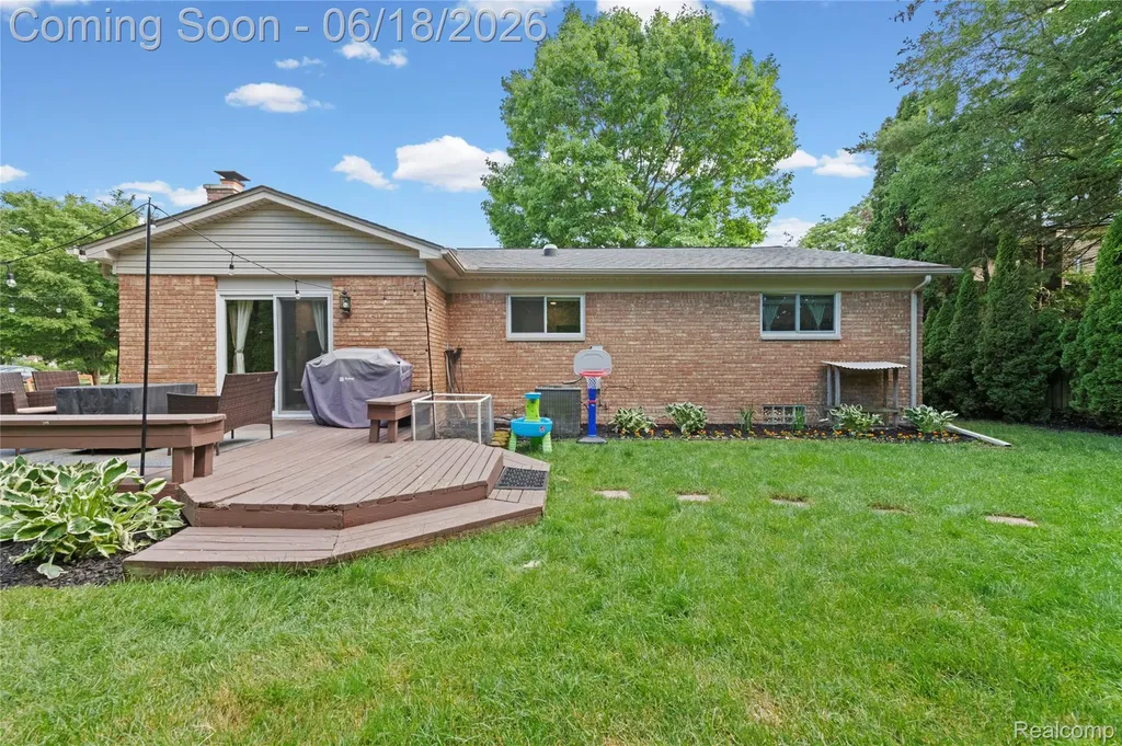 2511 Coral Drive Troy City MI 48085