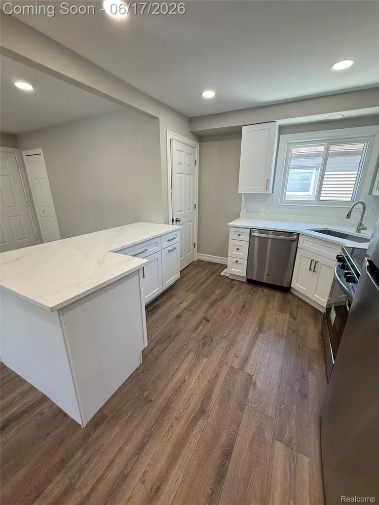 23541 Elmira Street St. Clair Shores City MI 48082