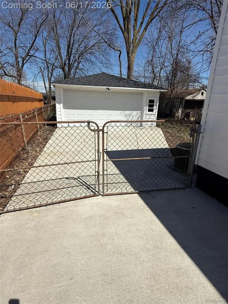 23541 Elmira Street St. Clair Shores City MI 48082
