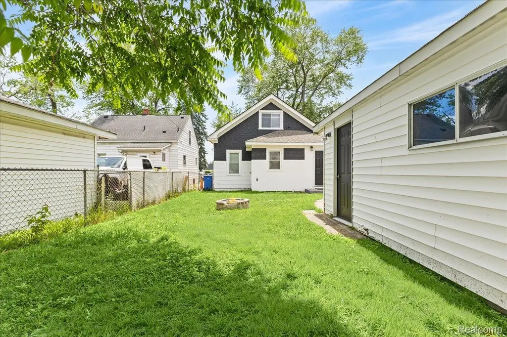 8057 Paige Avenue Warren City MI 48089