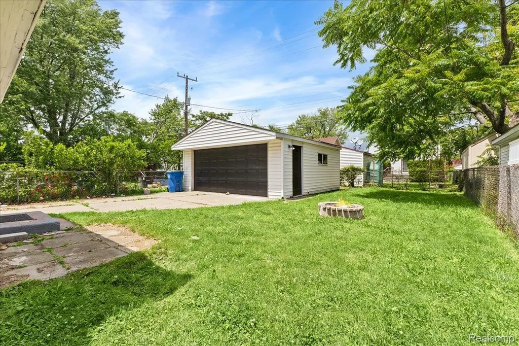 8057 Paige Avenue Warren City MI 48089