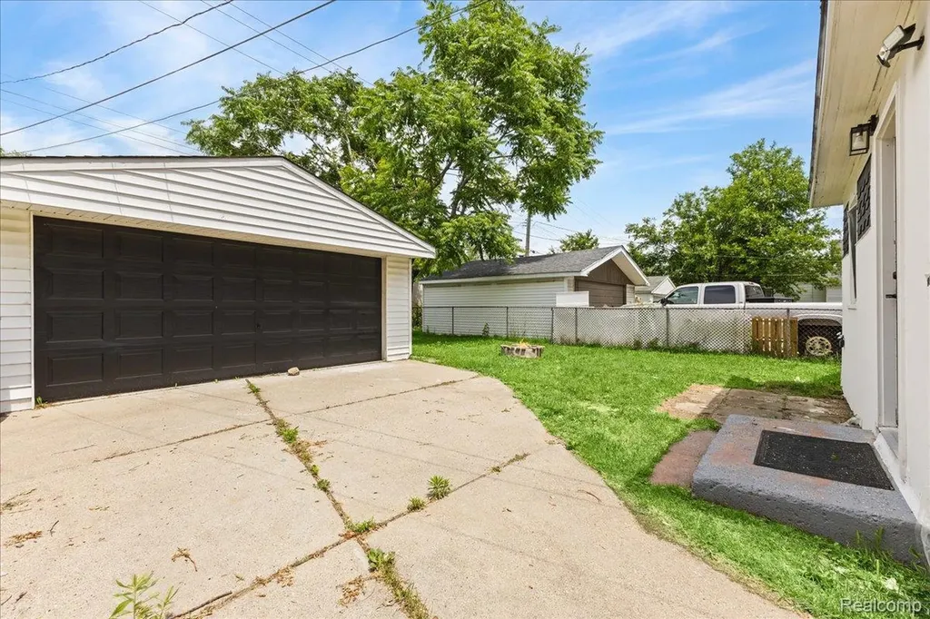 8057 Paige Avenue Warren City MI 48089