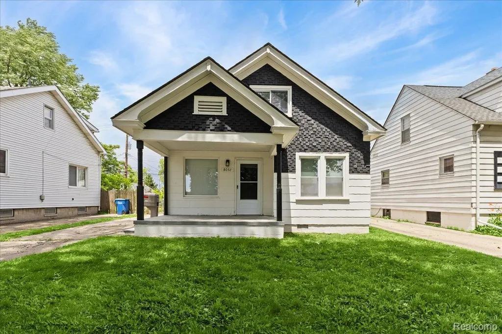 8057 Paige Avenue Warren City MI 48089