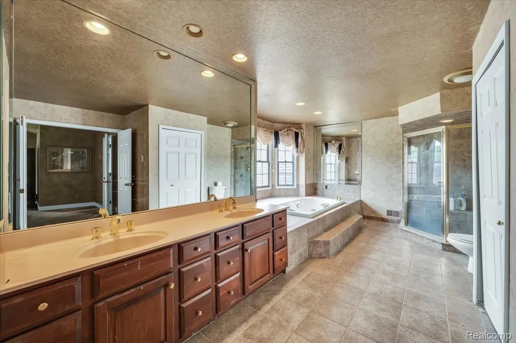 7882 Glacier Club Drive Washington Township MI 48094