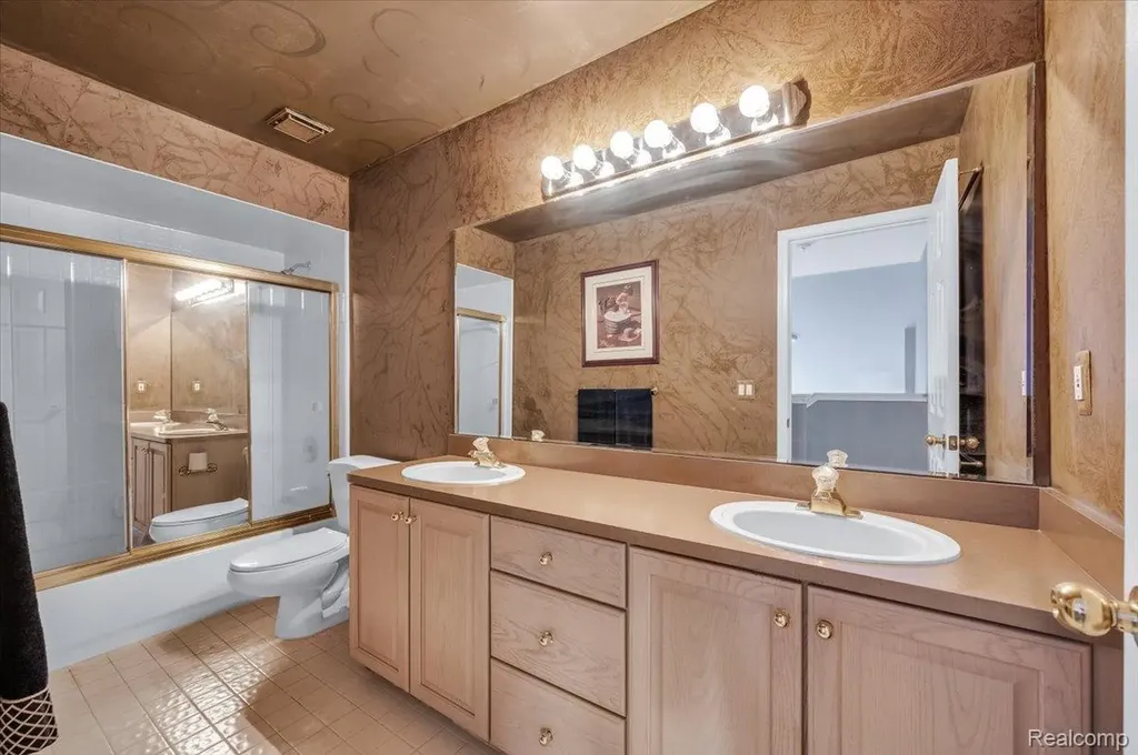 7882 Glacier Club Drive Washington Township MI 48094