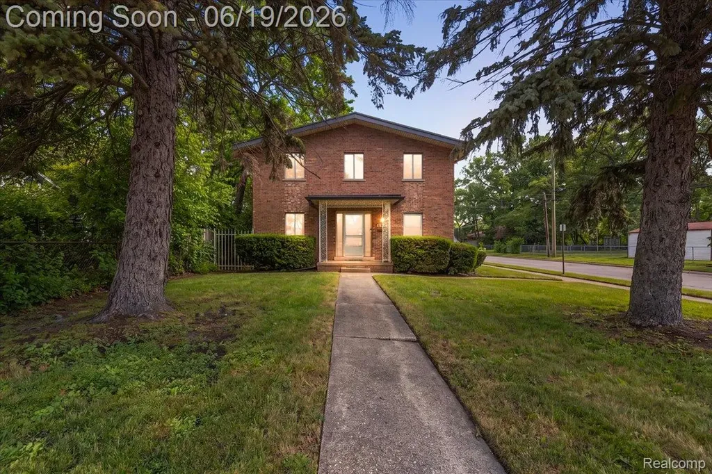 1631 E Elza Avenue Hazel Park City MI 48030