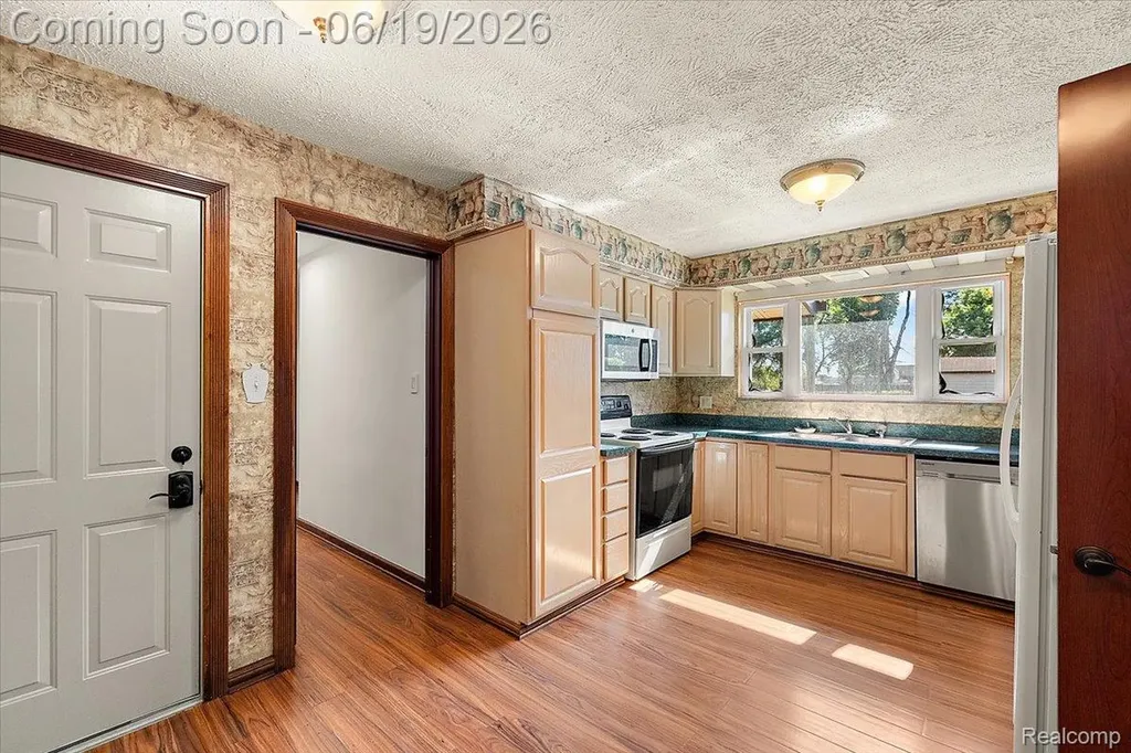 1631 E Elza Avenue Hazel Park City MI 48030
