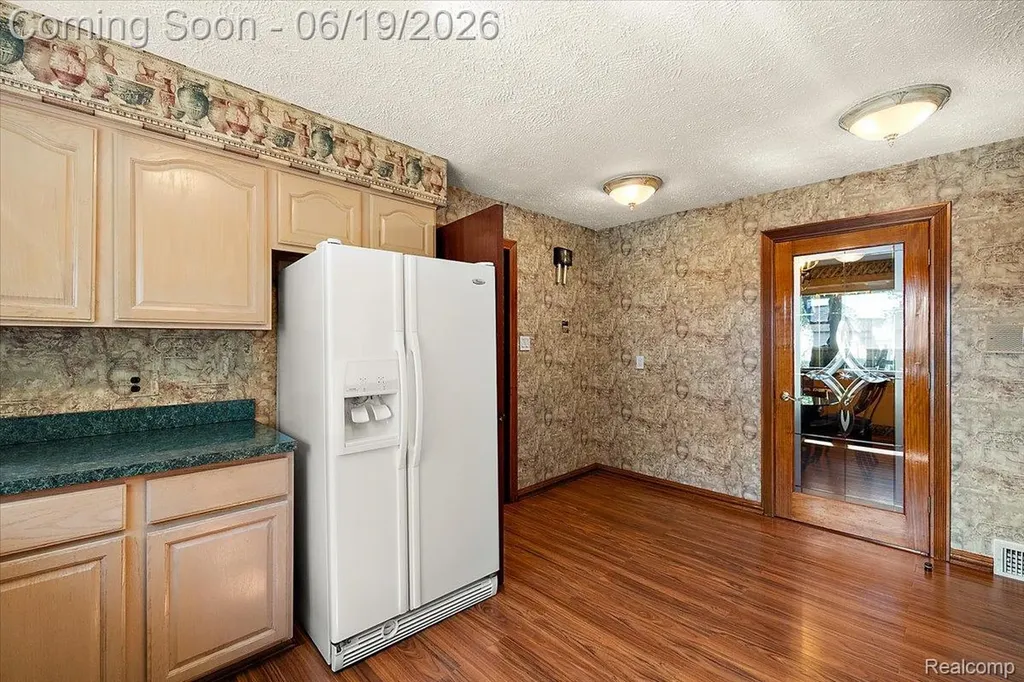 1631 E Elza Avenue Hazel Park City MI 48030