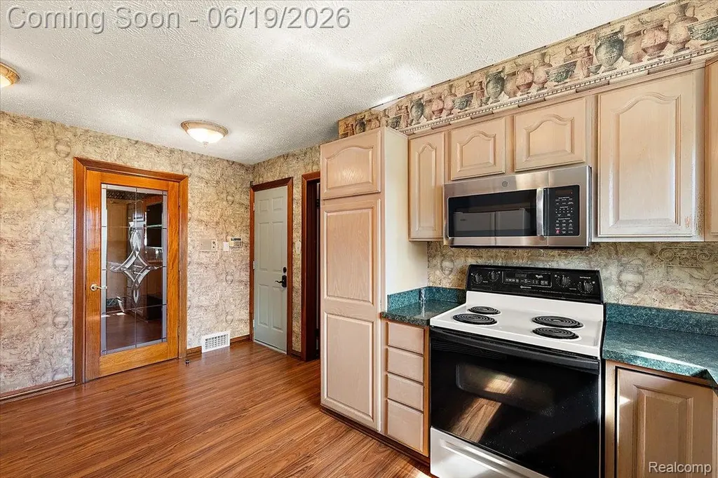 1631 E Elza Avenue Hazel Park City MI 48030