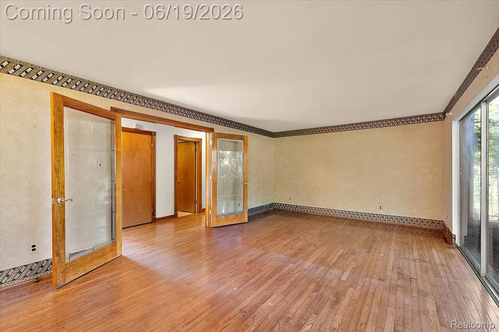 1631 E Elza Avenue Hazel Park City MI 48030