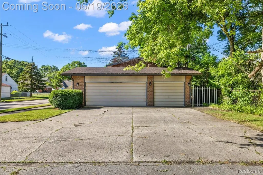 1631 E Elza Avenue Hazel Park City MI 48030