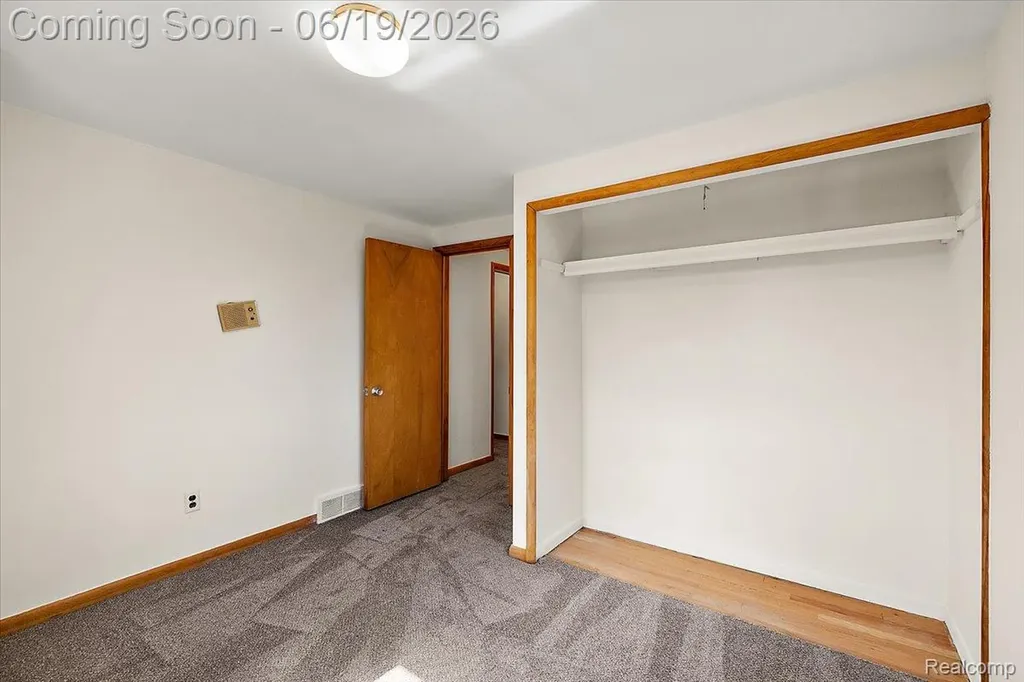 1631 E Elza Avenue Hazel Park City MI 48030