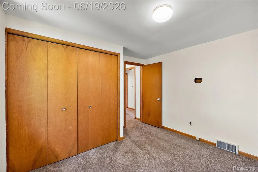 1631 E Elza Avenue Hazel Park City MI 48030