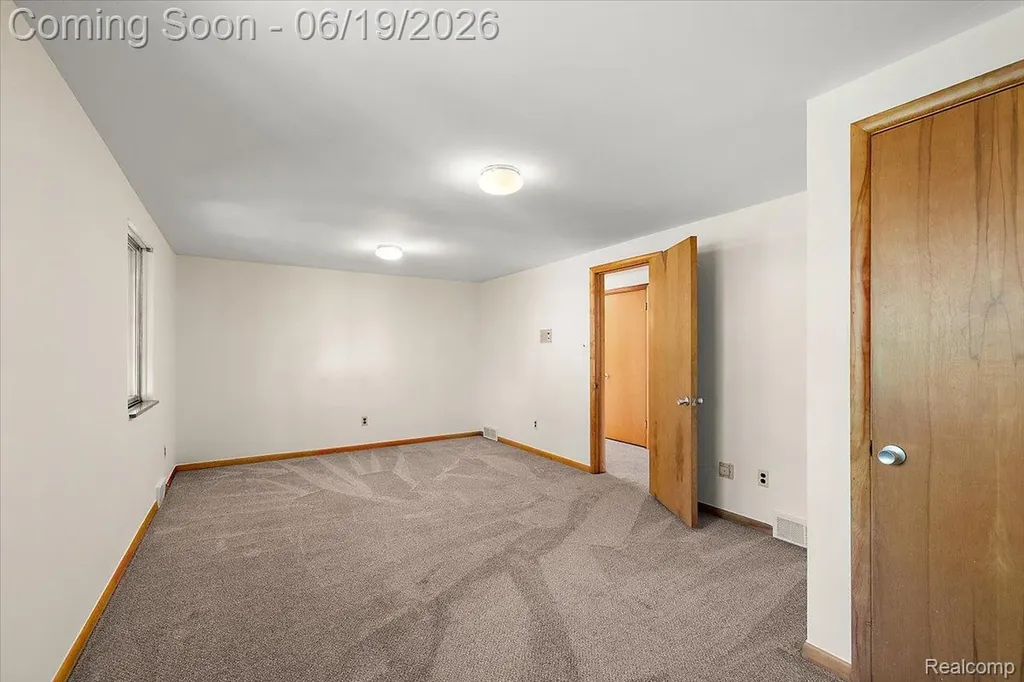 1631 E Elza Avenue Hazel Park City MI 48030