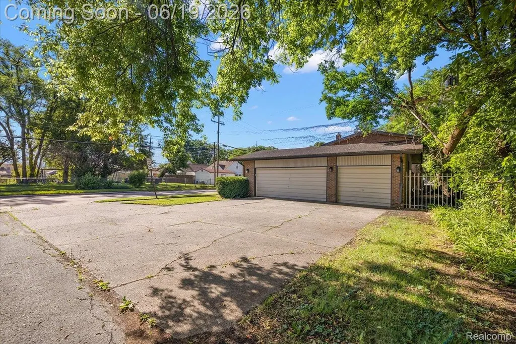 1631 E Elza Avenue Hazel Park City MI 48030
