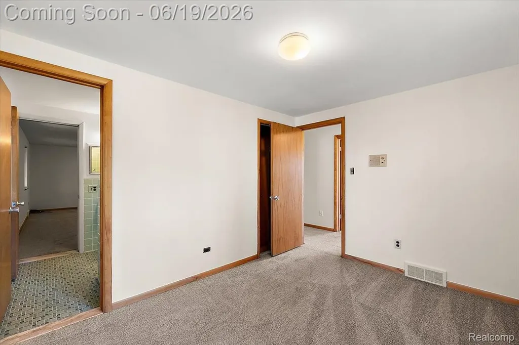 1631 E Elza Avenue Hazel Park City MI 48030