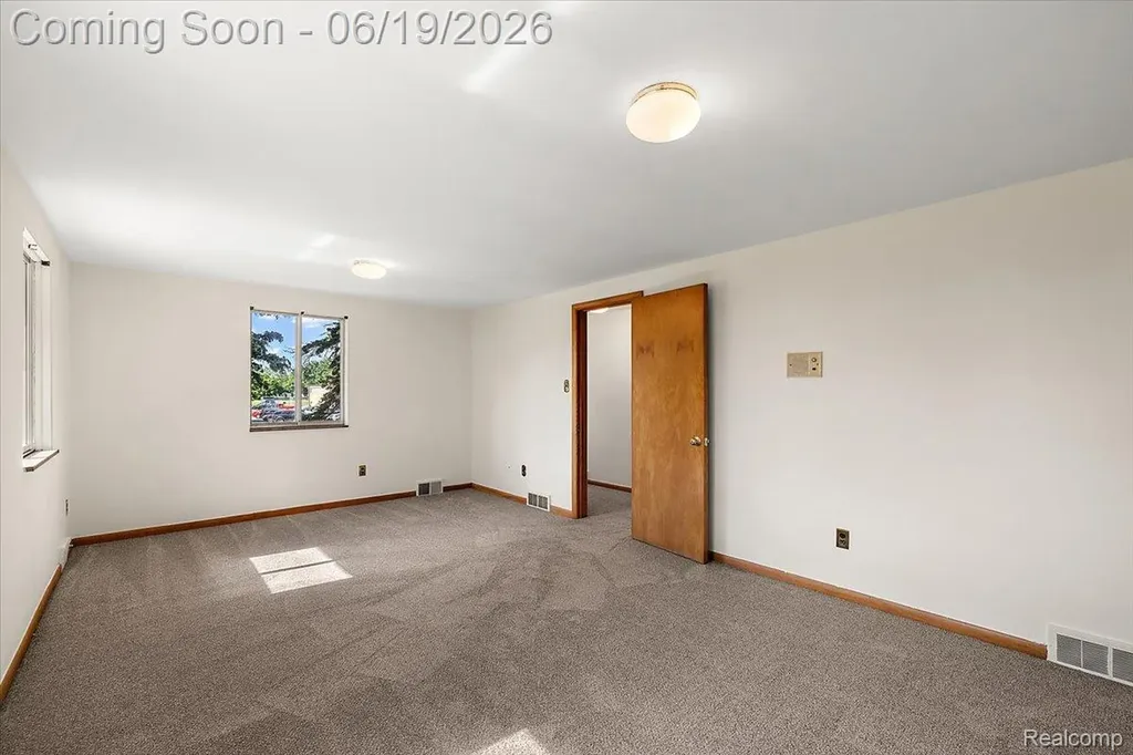 1631 E Elza Avenue Hazel Park City MI 48030