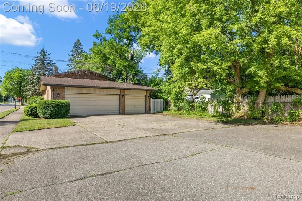 1631 E Elza Avenue Hazel Park City MI 48030