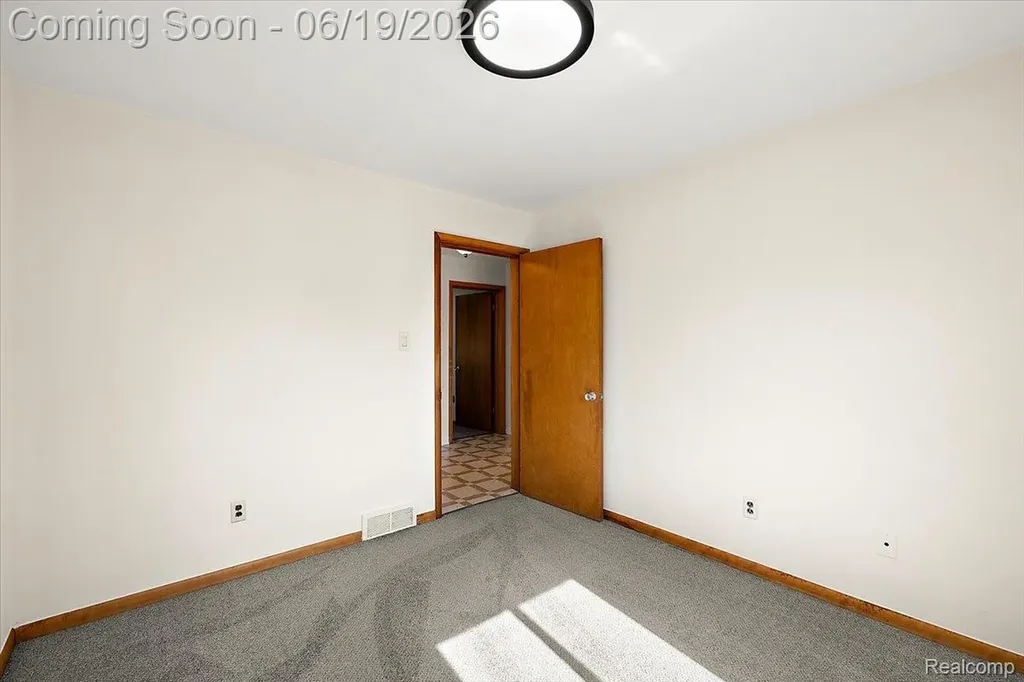 1631 E Elza Avenue Hazel Park City MI 48030