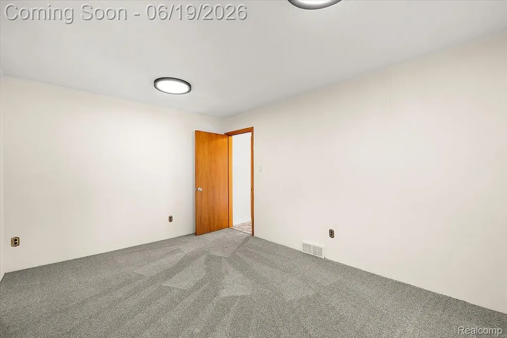 1631 E Elza Avenue Hazel Park City MI 48030