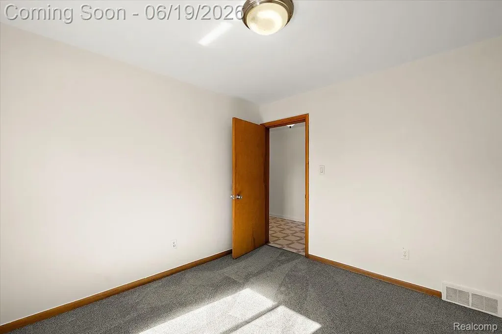 1631 E Elza Avenue Hazel Park City MI 48030