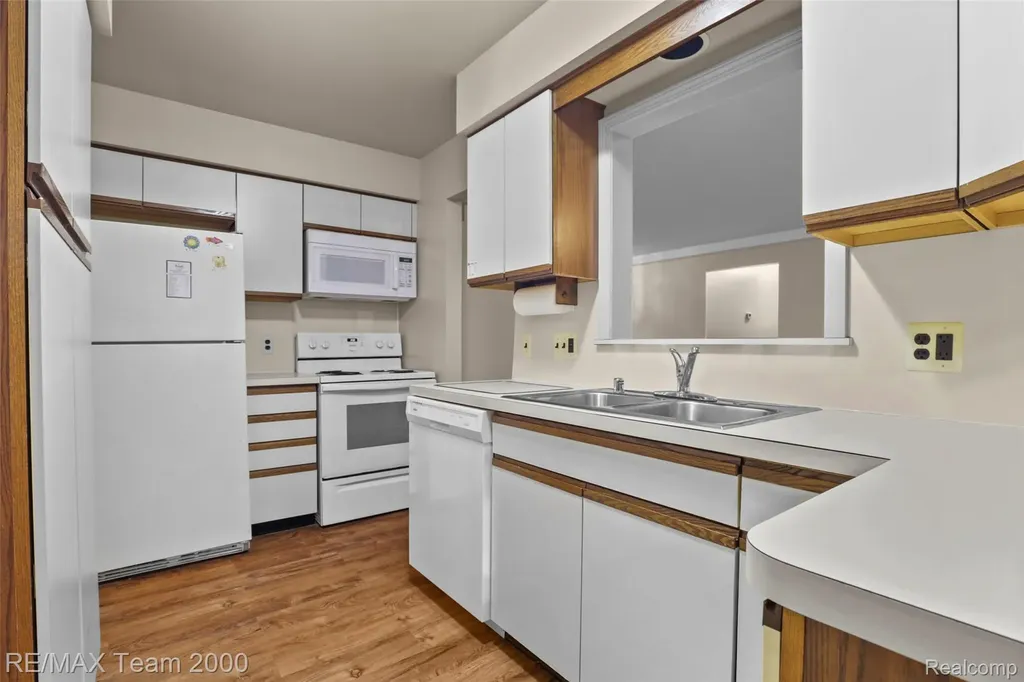 25134 Ann Arbor Trail Dearborn Heights City MI 48127