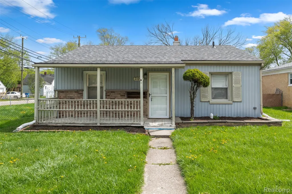21090 Gentner Street Warren City MI 48089
