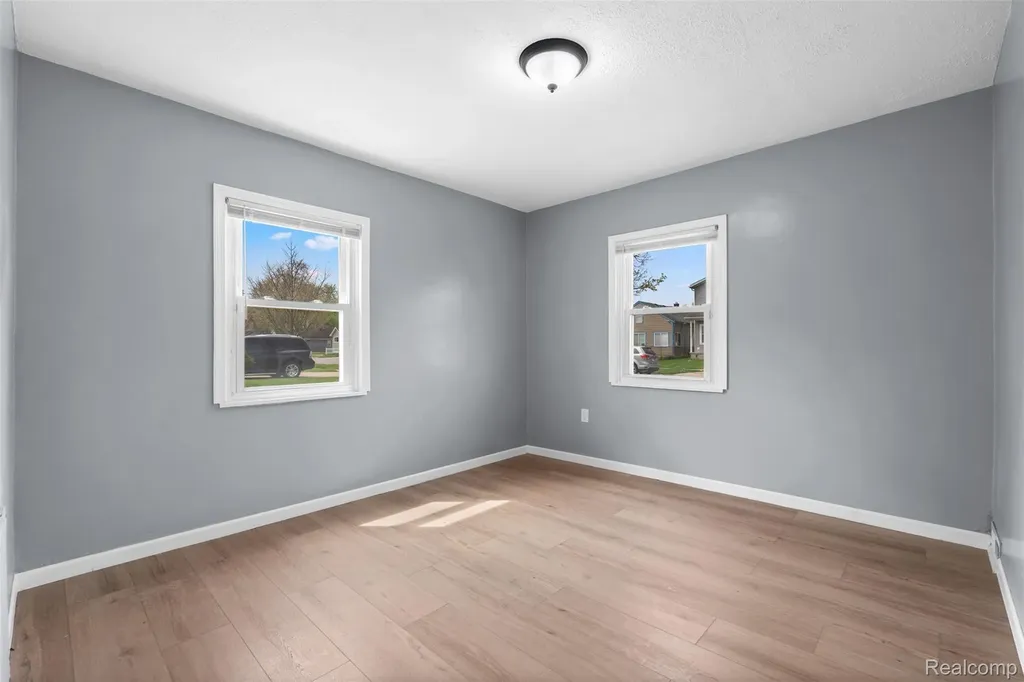 21090 Gentner Street Warren City MI 48089