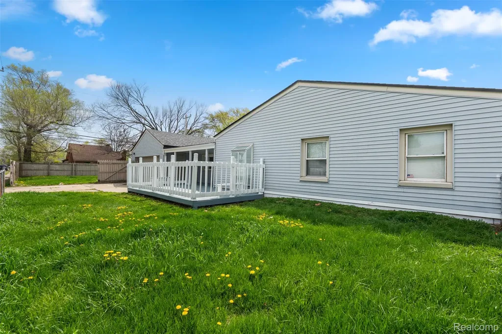 21090 Gentner Street Warren City MI 48089