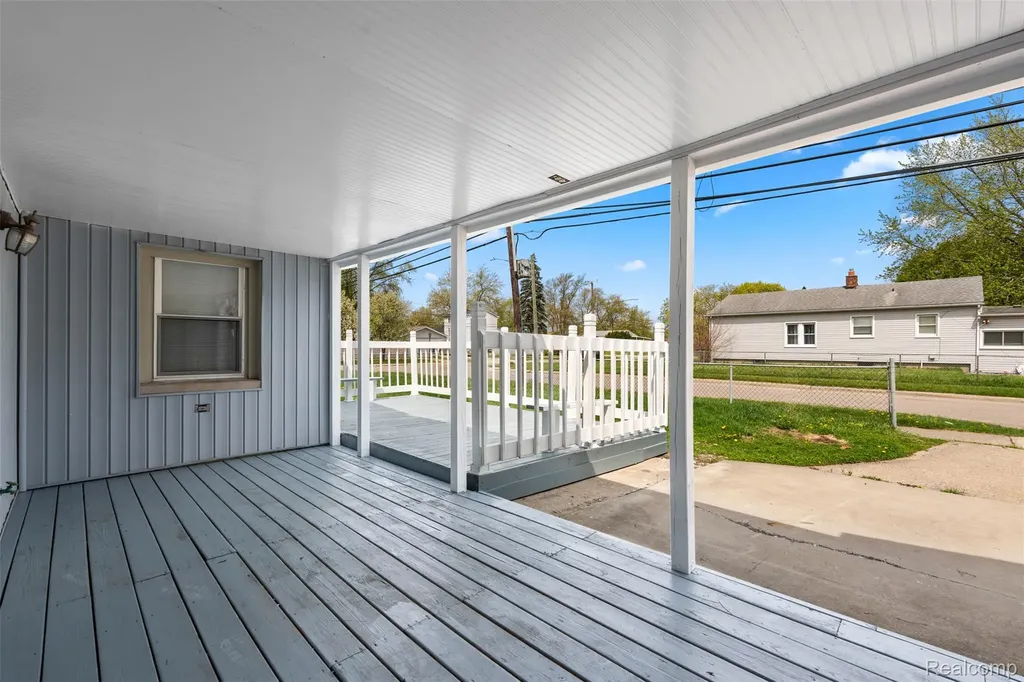 21090 Gentner Street Warren City MI 48089