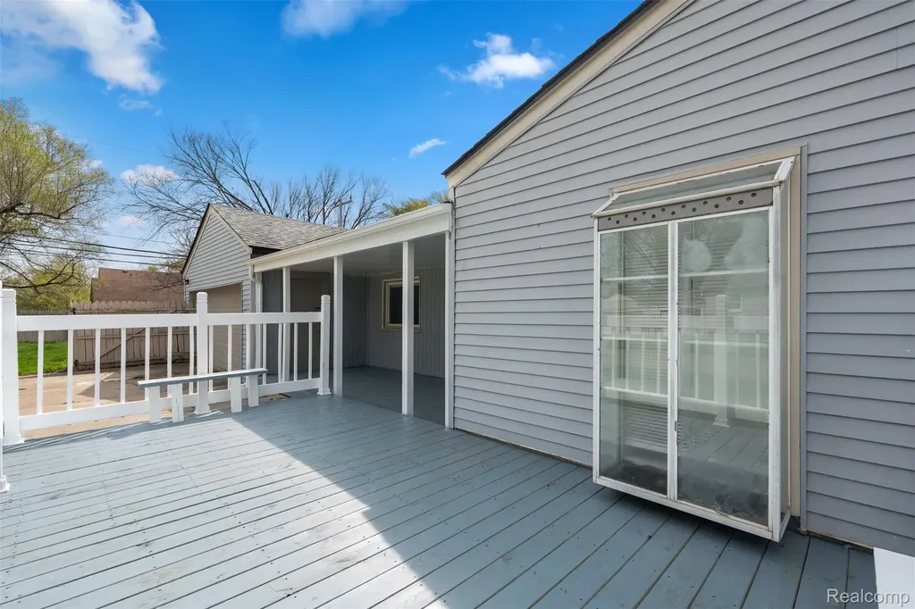 21090 Gentner Street Warren City MI 48089