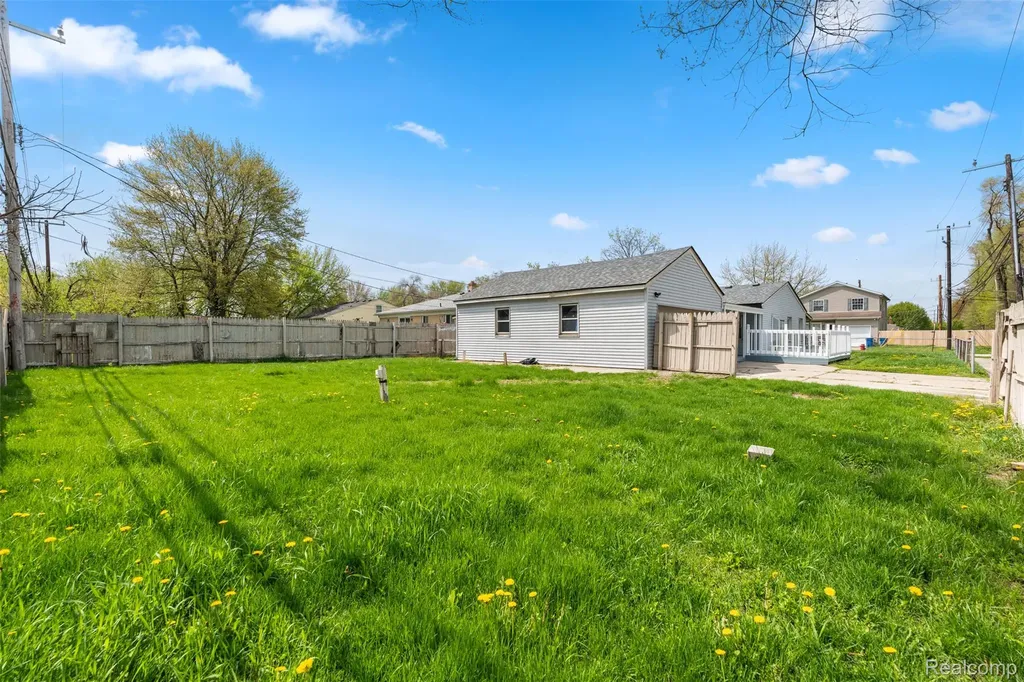21090 Gentner Street Warren City MI 48089