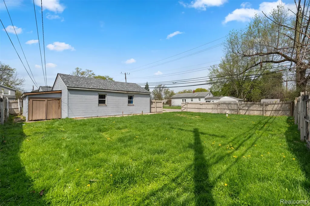 21090 Gentner Street Warren City MI 48089