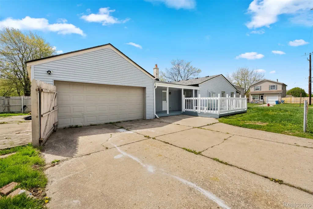 21090 Gentner Street Warren City MI 48089