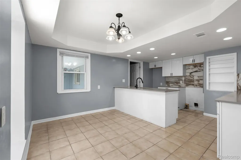 21090 Gentner Street Warren City MI 48089