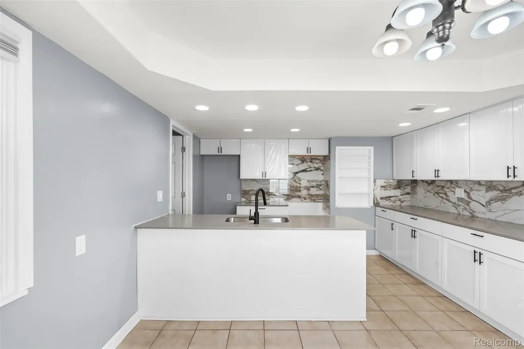 21090 Gentner Street Warren City MI 48089