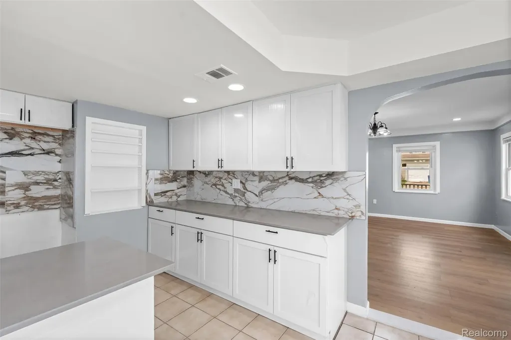 21090 Gentner Street Warren City MI 48089