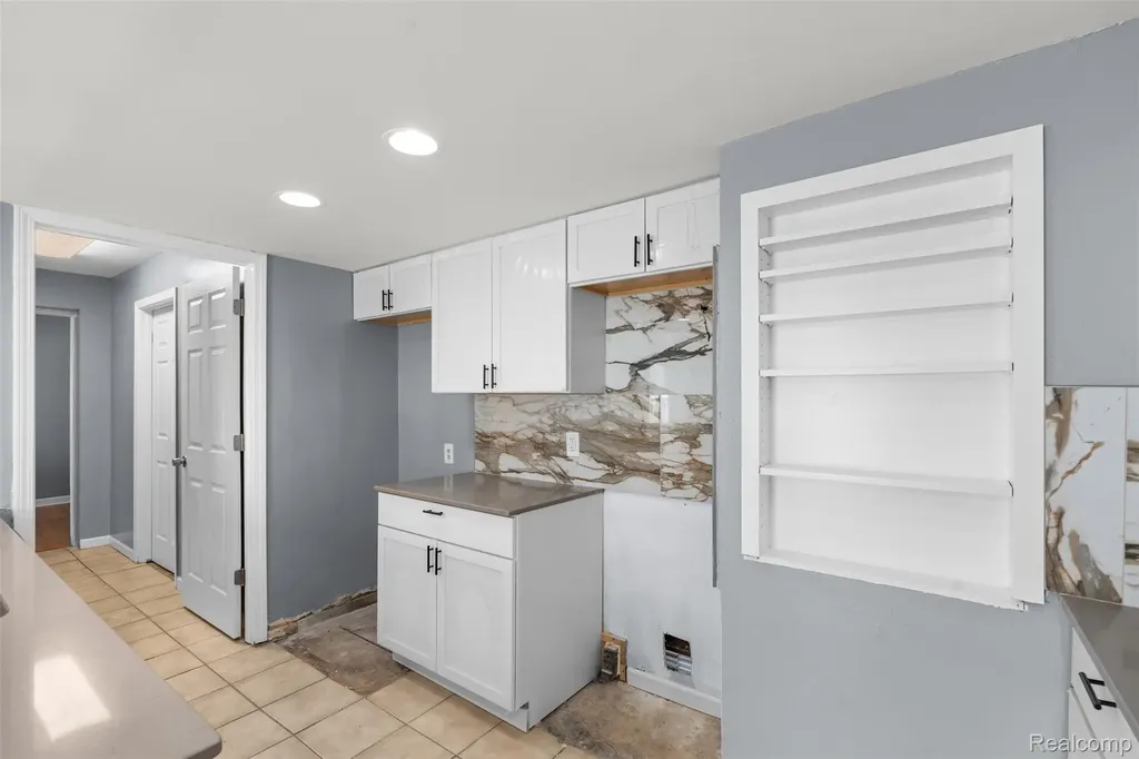 21090 Gentner Street Warren City MI 48089