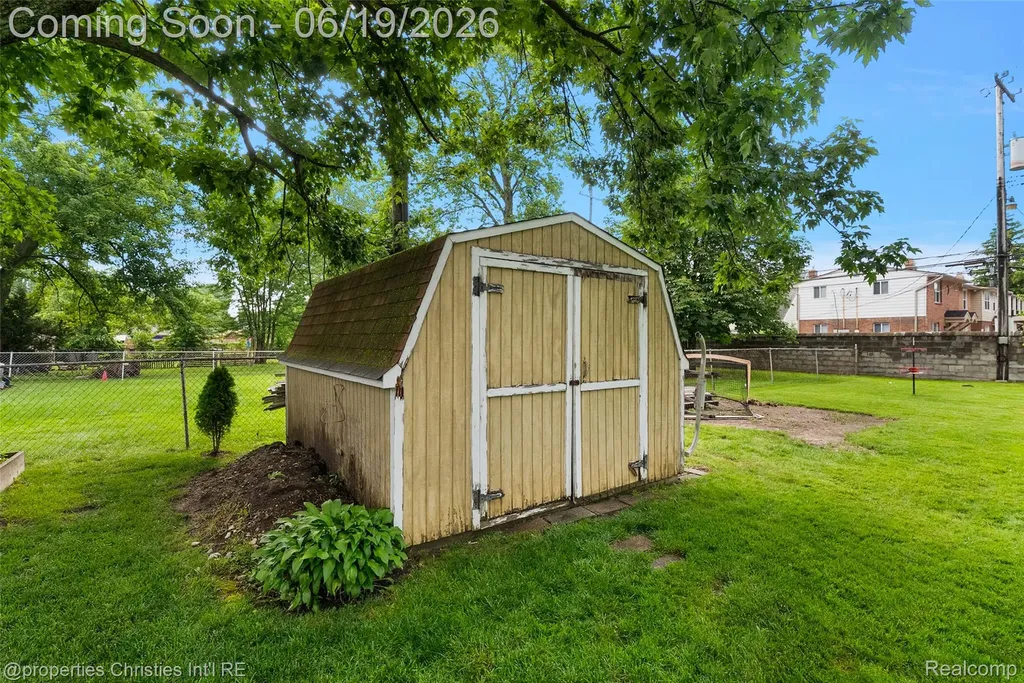 525 Broadacre Avenue Clawson City MI 48017