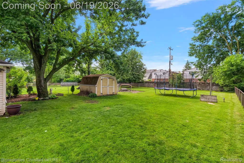 525 Broadacre Avenue Clawson City MI 48017