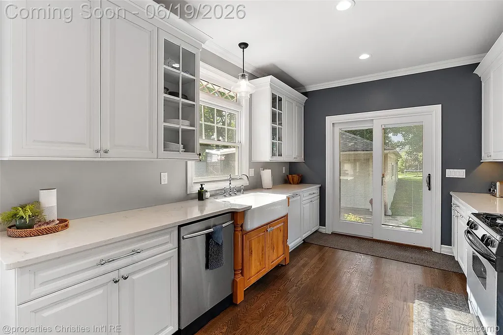 525 Broadacre Avenue Clawson City MI 48017