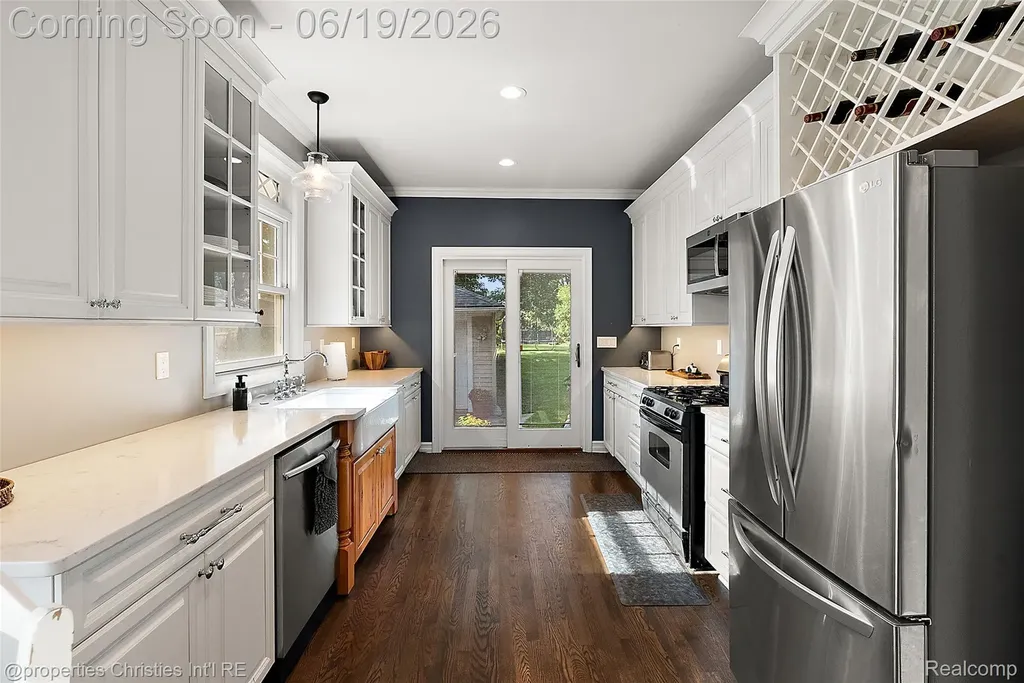 525 Broadacre Avenue Clawson City MI 48017