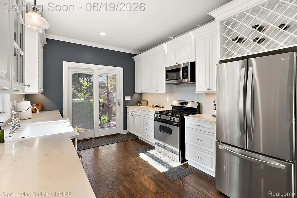 525 Broadacre Avenue Clawson City MI 48017