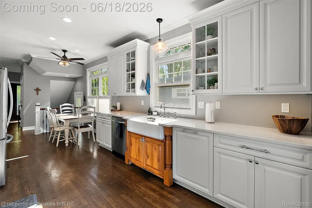 525 Broadacre Avenue Clawson City MI 48017