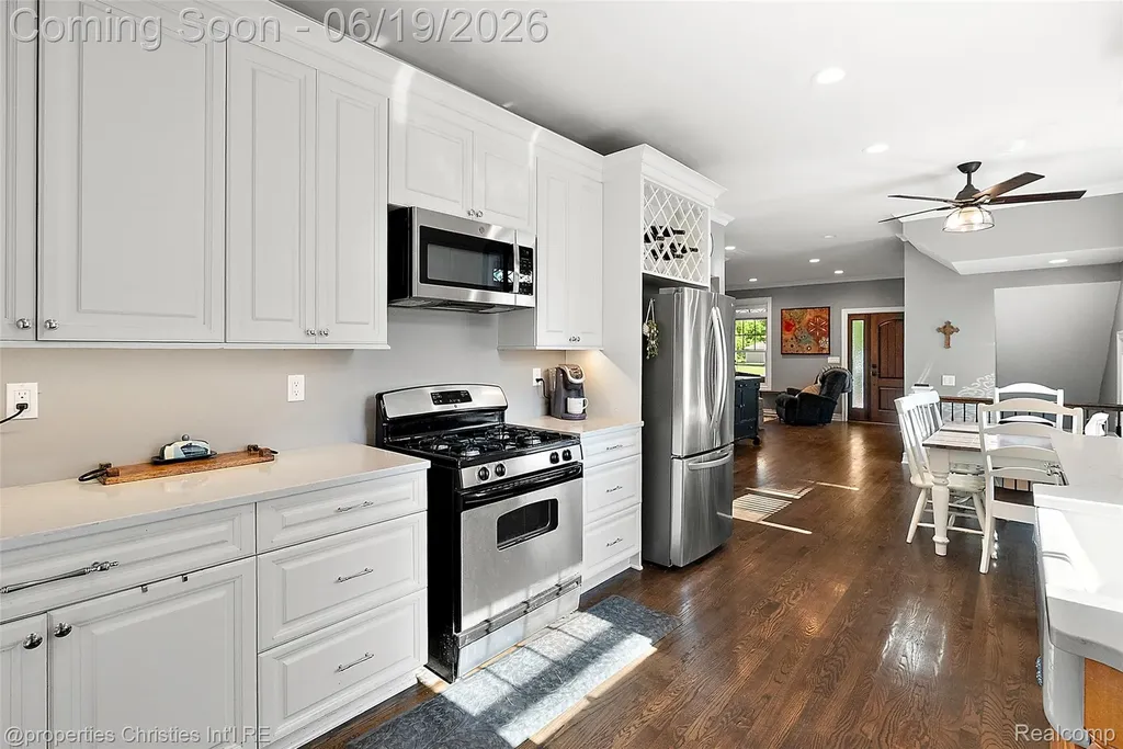 525 Broadacre Avenue Clawson City MI 48017
