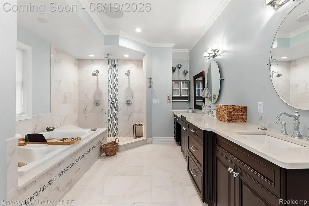 525 Broadacre Avenue Clawson City MI 48017