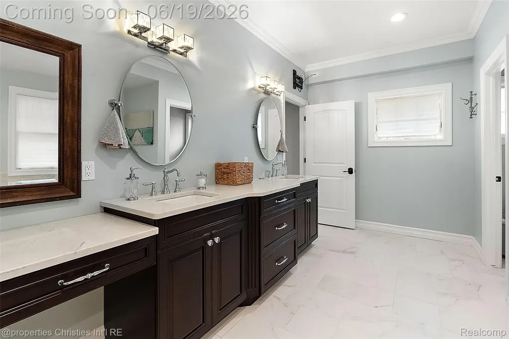 525 Broadacre Avenue Clawson City MI 48017